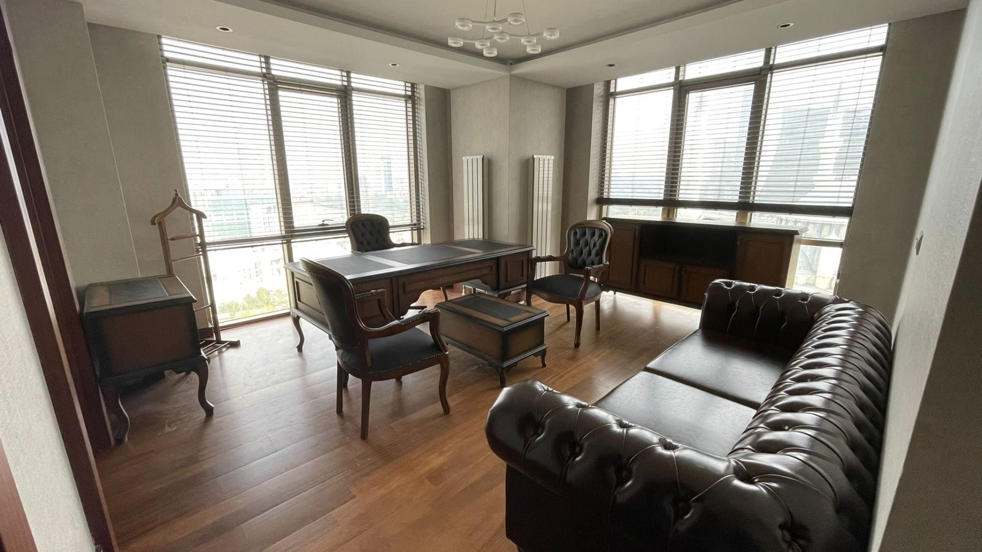 İtalyan Lükens Chester Üçlü Kanepeli Ofis Makam Takımı